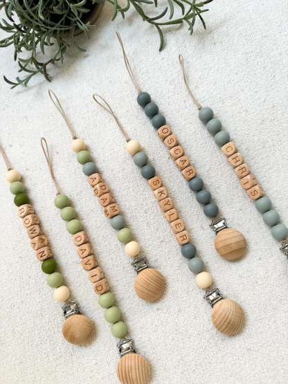 1 Piece Personalized Wooden Clip, Customizable Name Tag, Soft Pastel Holder with Adjustable Chain, Durable and Safe, Cute and Functional Design, Ideal for Daily Use, Travel, or Personalized Gift