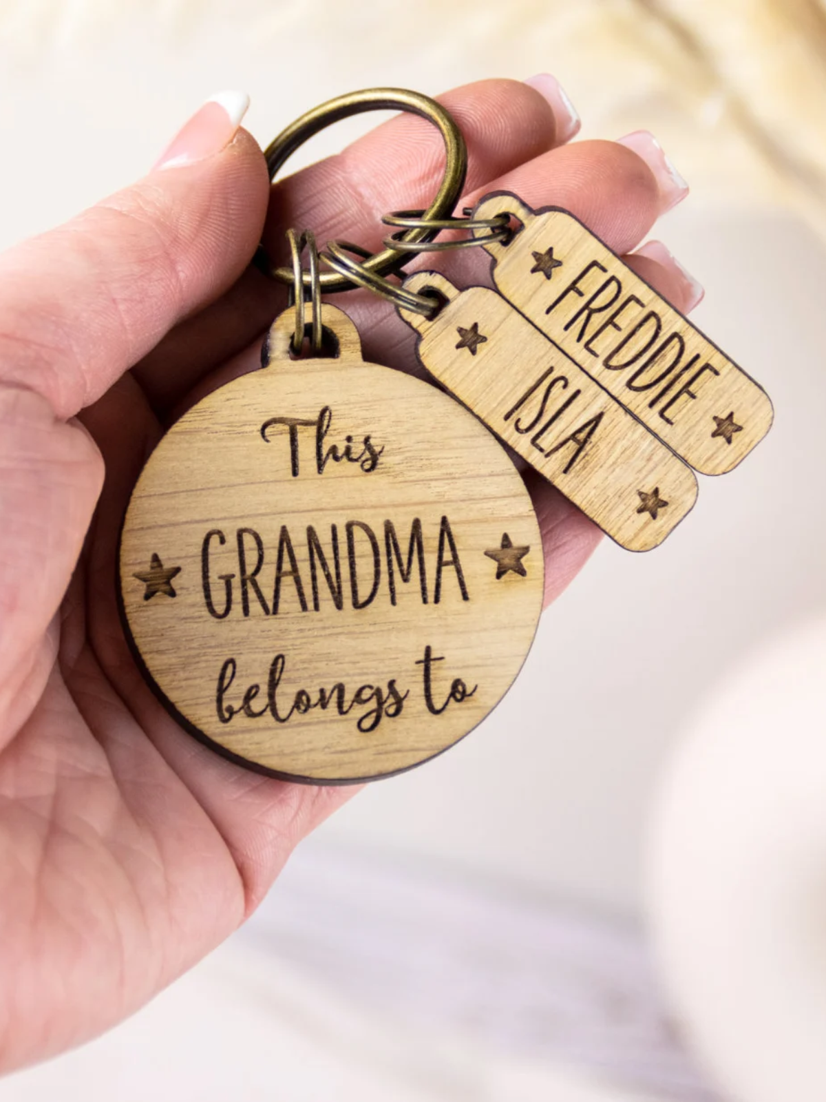 1 Piece This Mummy / Daddy belongs to... Personalised Wooden Keyring, Children, Father's Mother's Day, Gift for him or her, Grandad, Grandma