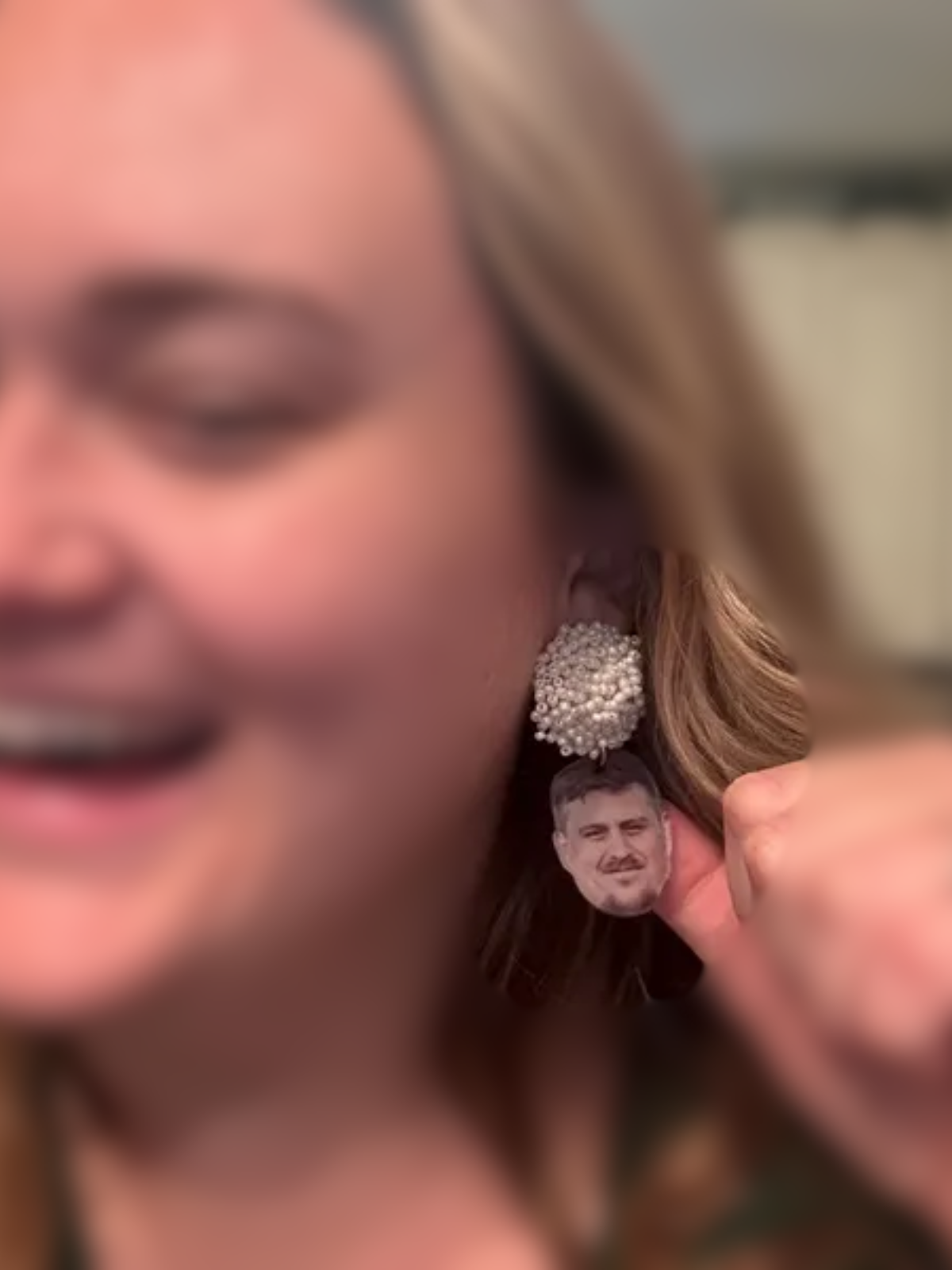 1 Pair Custom Photo Fiancé Face Wedding Earrings, Elegant Bridal Style Customizable Portrait/Color Round Shape with Photo Charm Accents, Hypoallergenic Lightweight Personalized Bride-to-Be Jewelry for Weddings/Bachelorette/Anniversaries