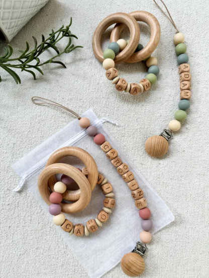 1 Piece Personalized Wooden Clip, Customizable Name Tag, Soft Pastel Holder with Adjustable Chain, Durable and Safe, Cute and Functional Design, Ideal for Daily Use, Travel, or Personalized Gift