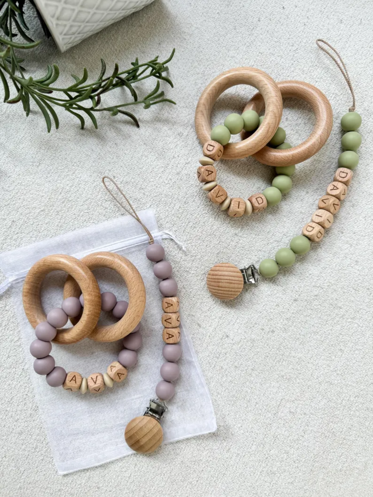 1 Piece Personalized Wooden Clip, Customizable Name Tag, Soft Pastel Holder with Adjustable Chain, Durable and Safe, Cute and Functional Design, Ideal for Daily Use, Travel, or Personalized Gift
