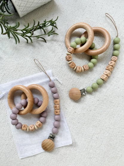 1 Piece Personalized Wooden Clip, Customizable Name Tag, Soft Pastel Holder with Adjustable Chain, Durable and Safe, Cute and Functional Design, Ideal for Daily Use, Travel, or Personalized Gift