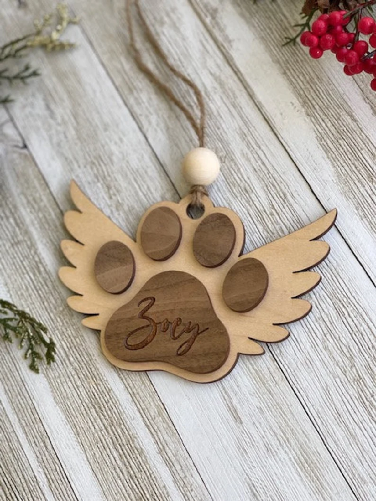 1pc  Personalized Paw Remembrance Ornament for Pet Lovers, Engraved Name, Wooden Pet Memorial Ornament, Rustic Angel Wings Design, Round Shape, Ideal for Christmas, Birthdays, Anniversaries, and Pet Memorial Day