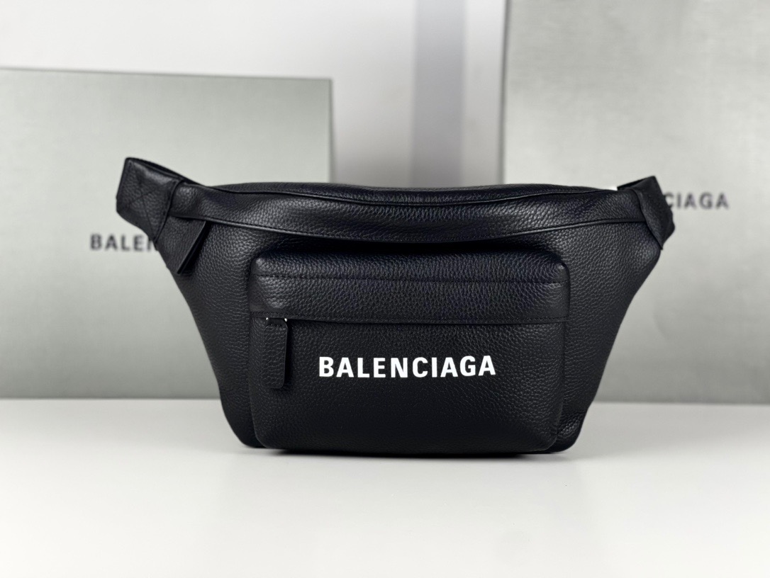 【BALENCIAGA】EVERYDAY ボディバッグ