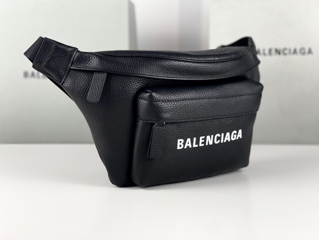 【BALENCIAGA】EVERYDAY ボディバッグ