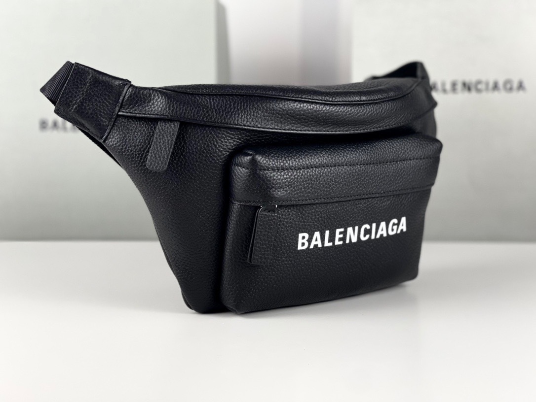 【BALENCIAGA】EVERYDAY ボディバッグ