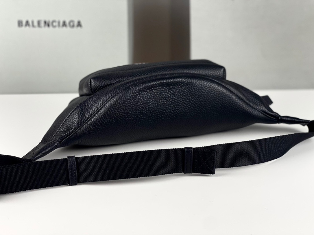 【BALENCIAGA】EVERYDAY ボディバッグ