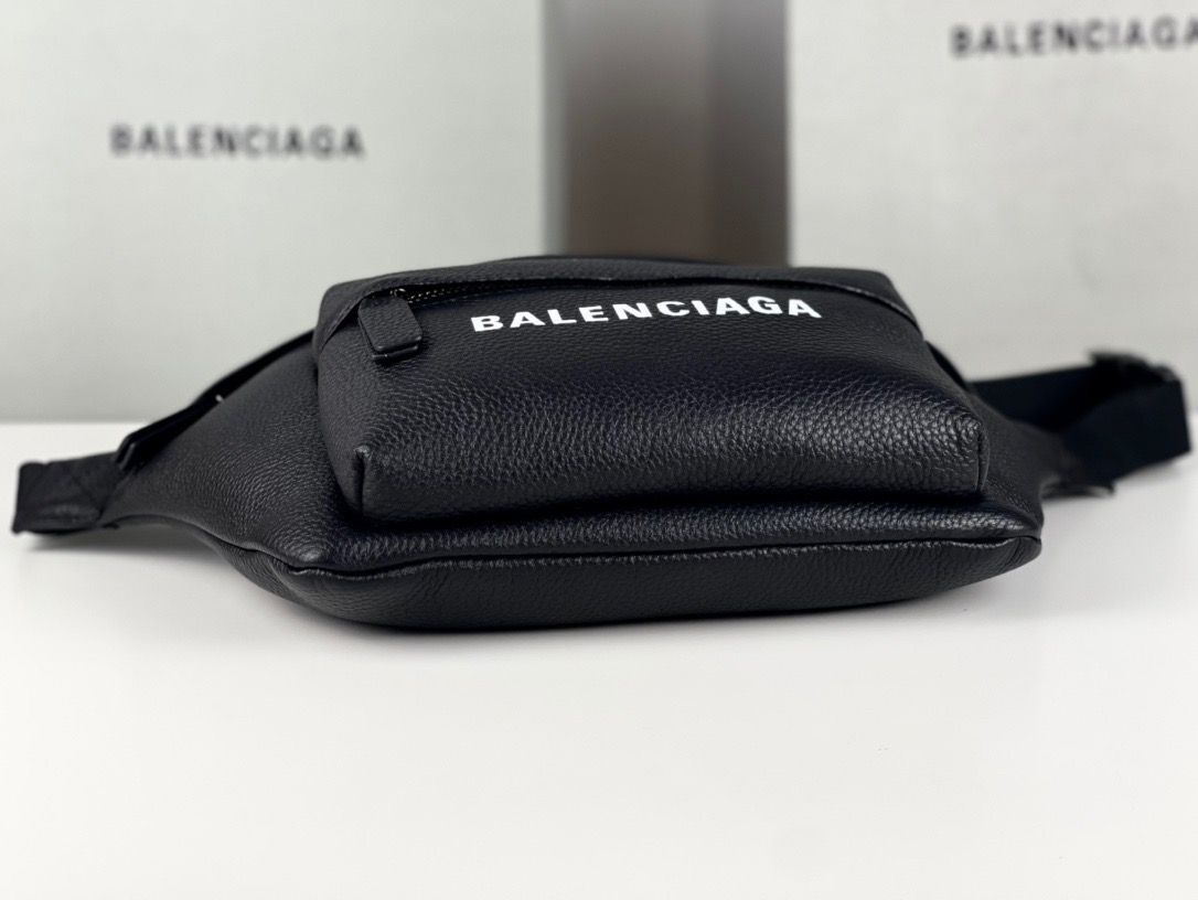 【BALENCIAGA】EVERYDAY ボディバッグ