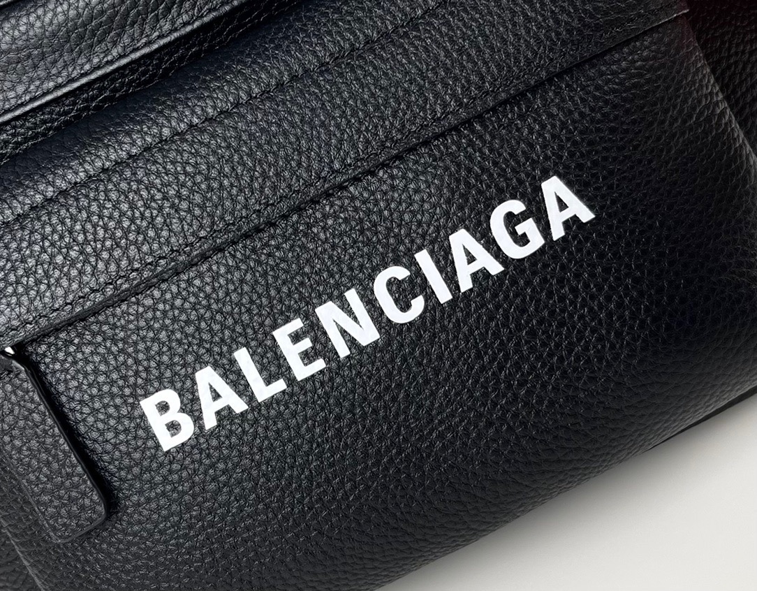 【BALENCIAGA】EVERYDAY ボディバッグ