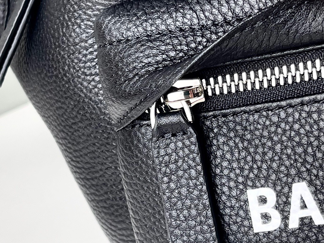 【BALENCIAGA】EVERYDAY ボディバッグ