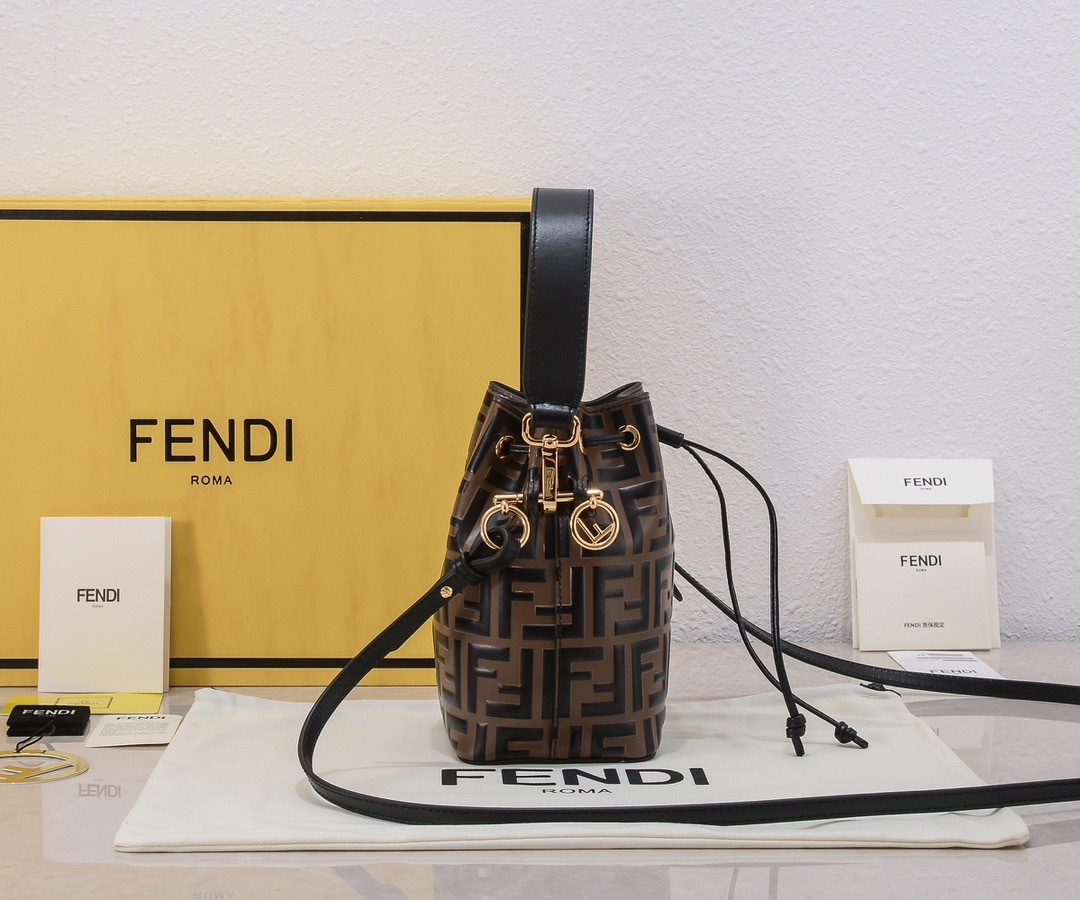 【FENDI】フェンディ モントレゾール レザーミニバッグ
