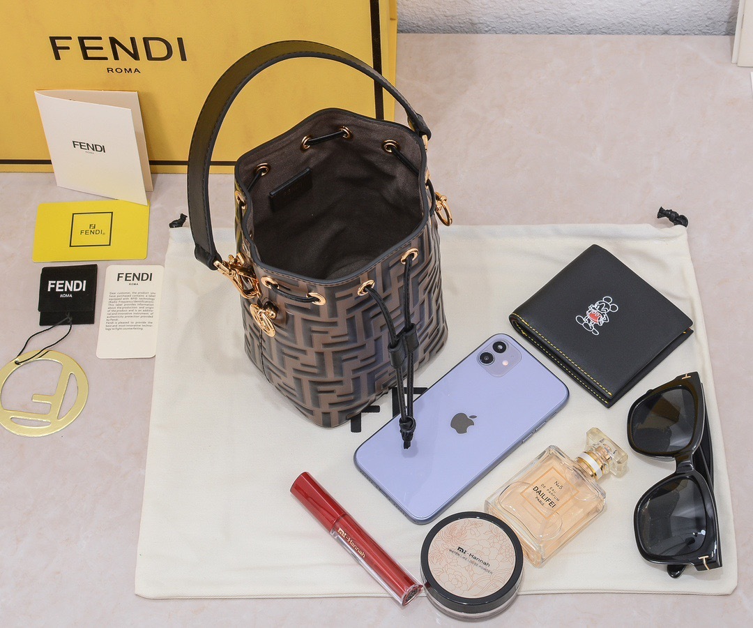 【FENDI】フェンディ モントレゾール レザーミニバッグ