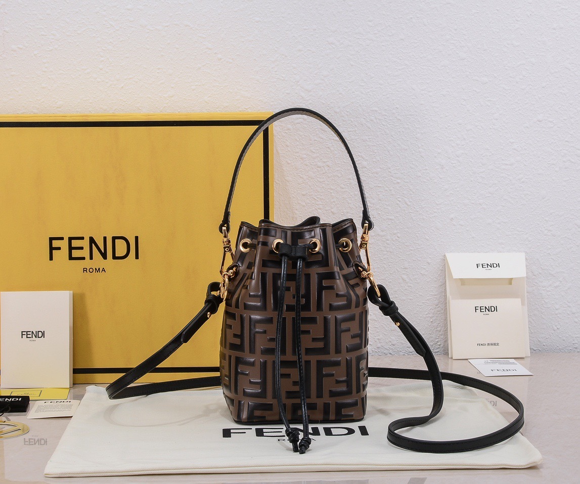 【FENDI】フェンディ モントレゾール レザーミニバッグ