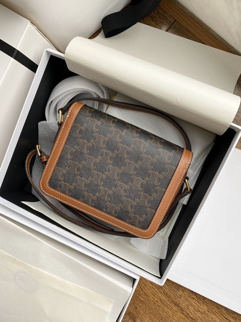 CELINE トリオンフ スモール ティーン タン色