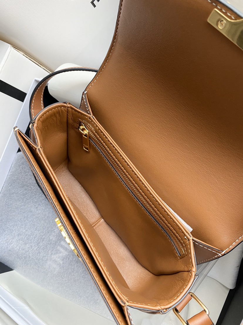 CELINE トリオンフ スモール ティーン タン色