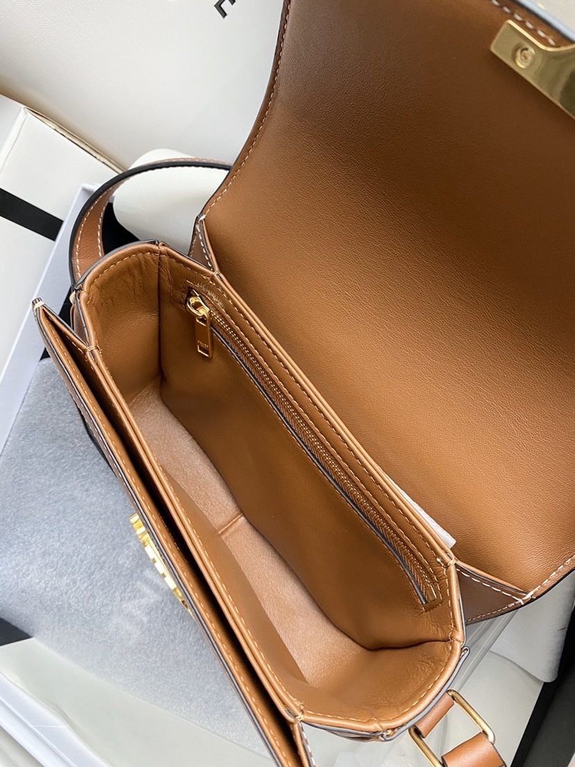 CELINE トリオンフ スモール ティーン タン色