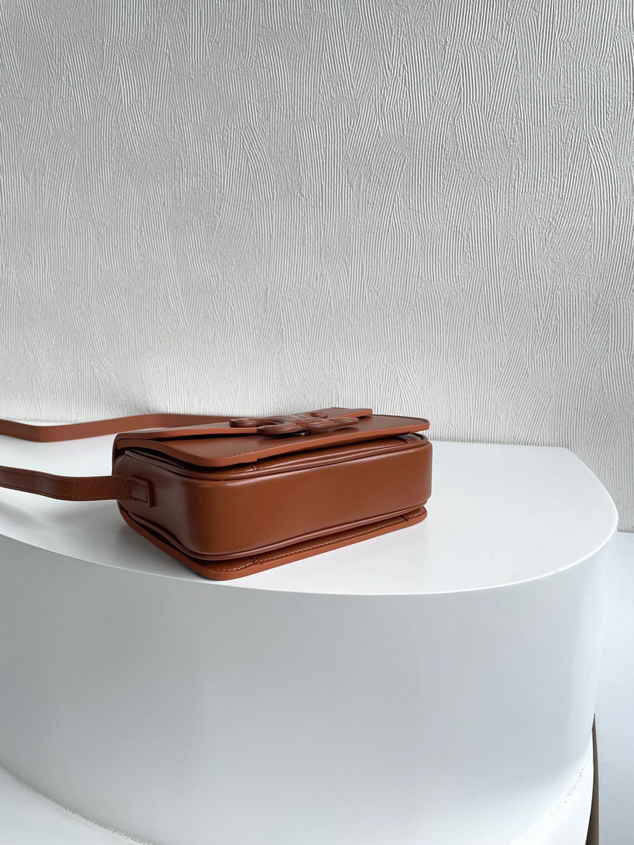 【CELINE】 CUIR TRIOMPHE チェーンウォレット