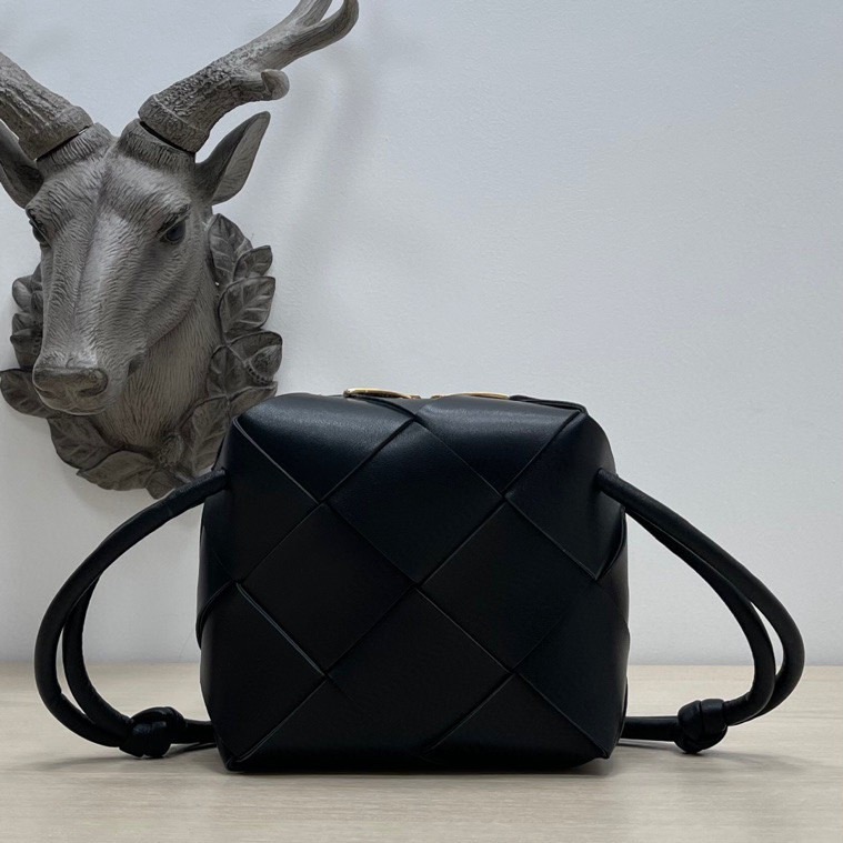 【Bottega Veneta】ミニ カセット カメラバッグ Mini Camera Bag