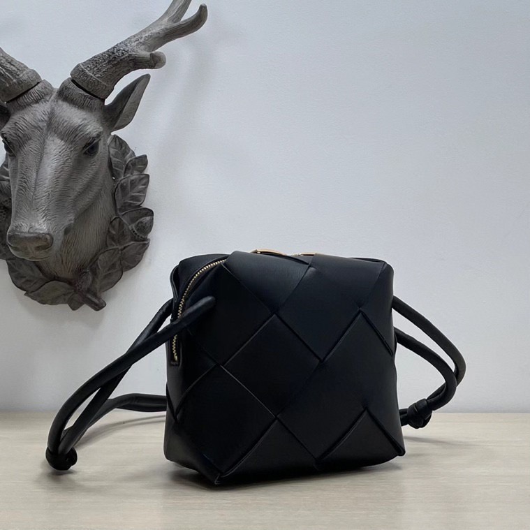 【Bottega Veneta】ミニ カセット カメラバッグ Mini Camera Bag