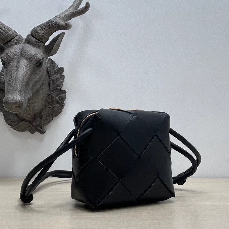 【Bottega Veneta】ミニ カセット カメラバッグ Mini Camera Bag
