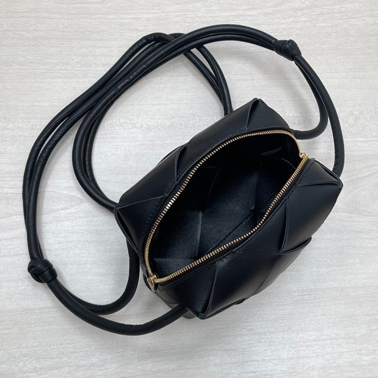 【Bottega Veneta】ミニ カセット カメラバッグ Mini Camera Bag
