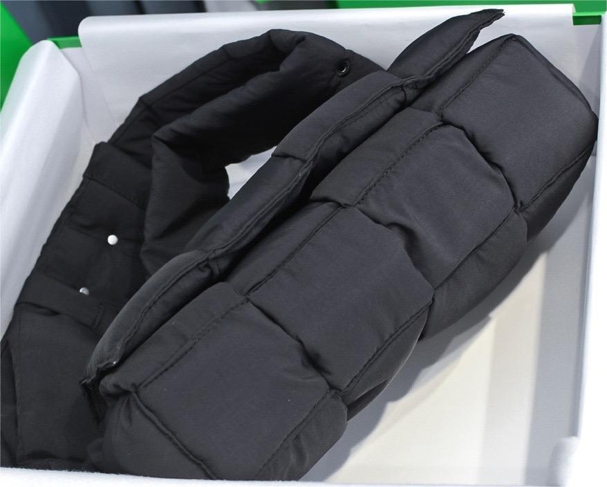 BOTTEGA VENETA/Tech Cassette クロスボディバッグ