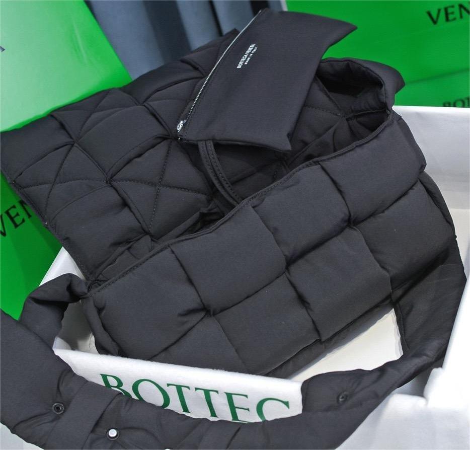 BOTTEGA VENETA/Tech Cassette クロスボディバッグ