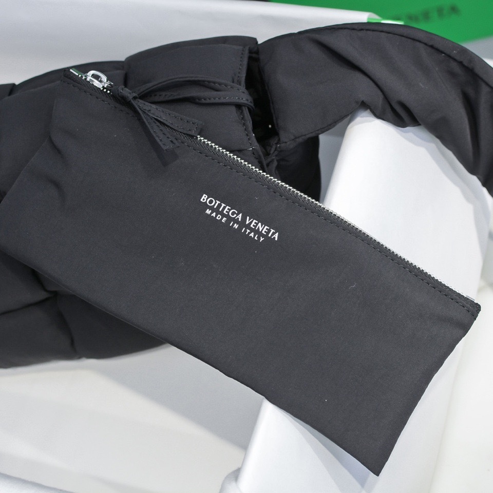 BOTTEGA VENETA/Tech Cassette クロスボディバッグ