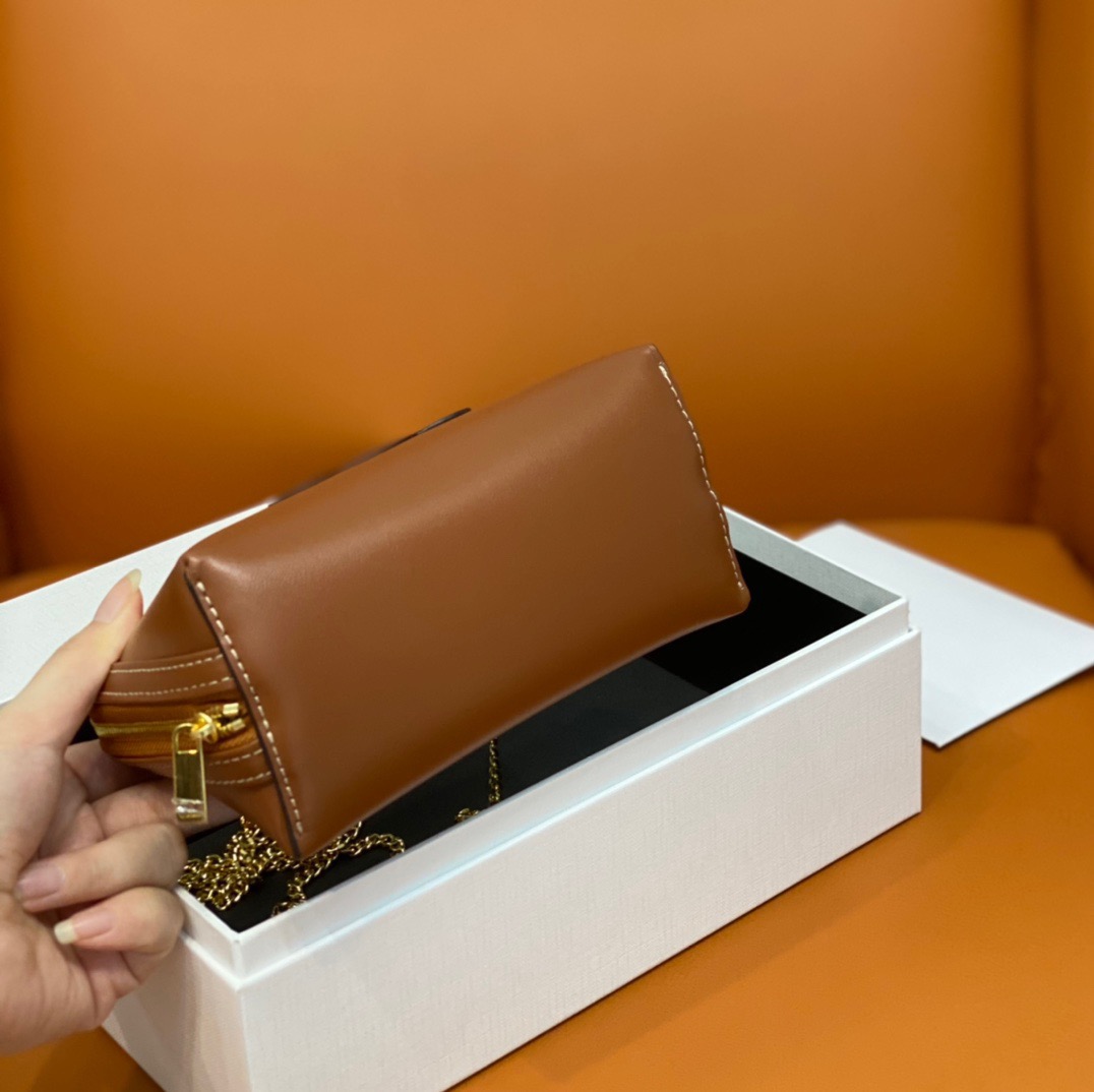 【CELINE】チェーンクラッチ キュイル トリオンフ