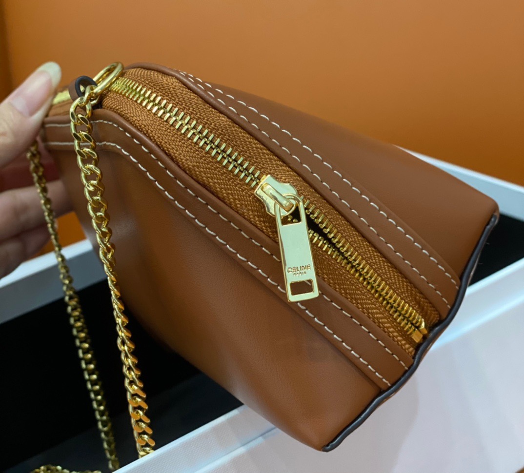 【CELINE】チェーンクラッチ キュイル トリオンフ