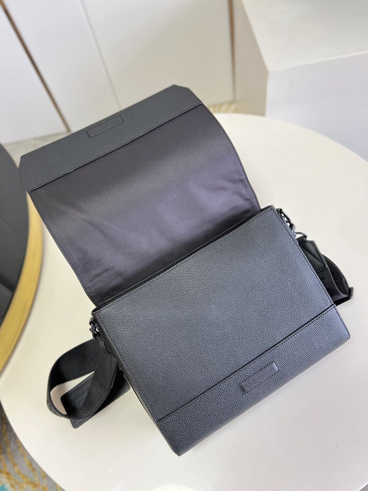 雑誌掲載 ★Louis Vuitton★アエログラム メッセンジャー