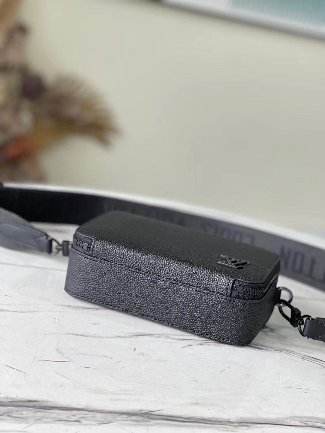 Louis vuitton とっても機能的☆レザー仕立て♪お財布ショルダ