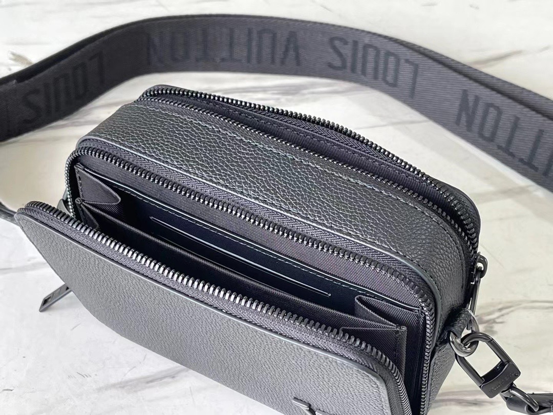 Louis vuitton とっても機能的☆レザー仕立て♪お財布ショルダ