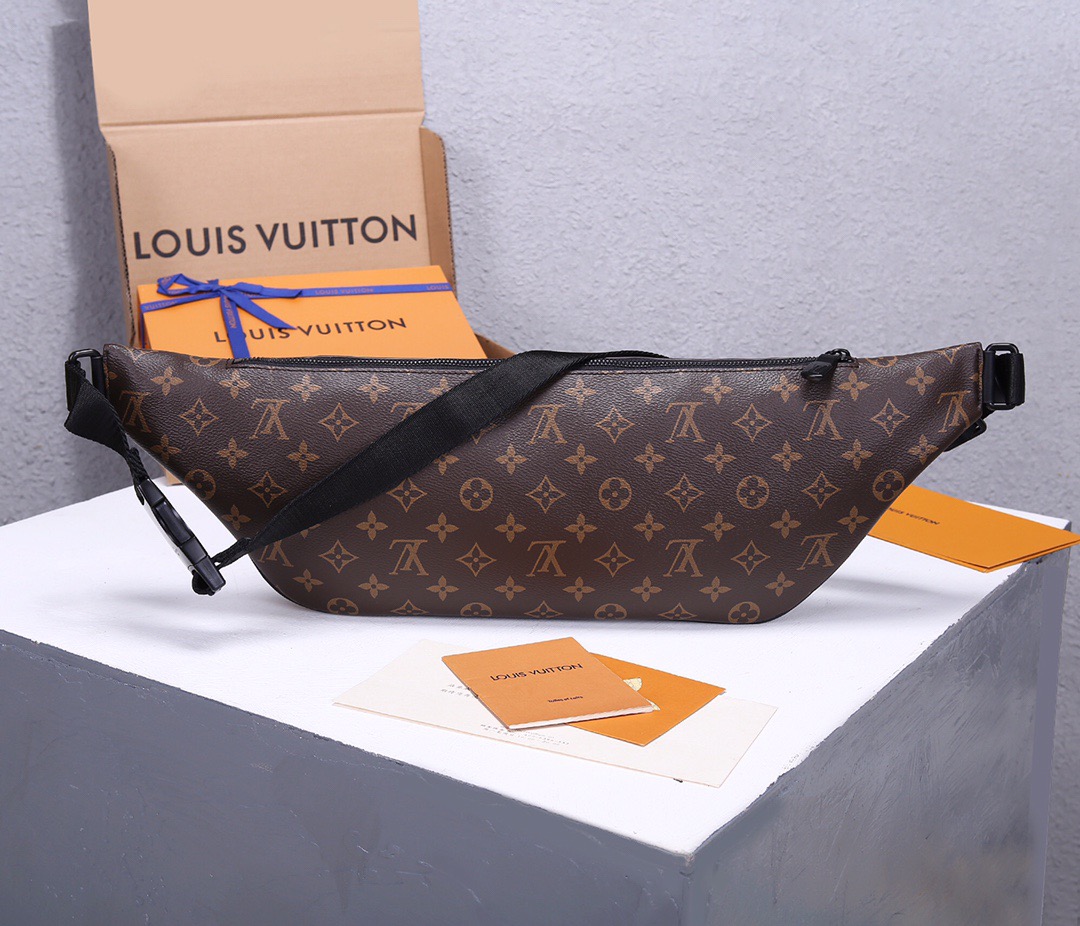 Louis vuitton マットブラックがクール☆最新♪ウエストポーチ