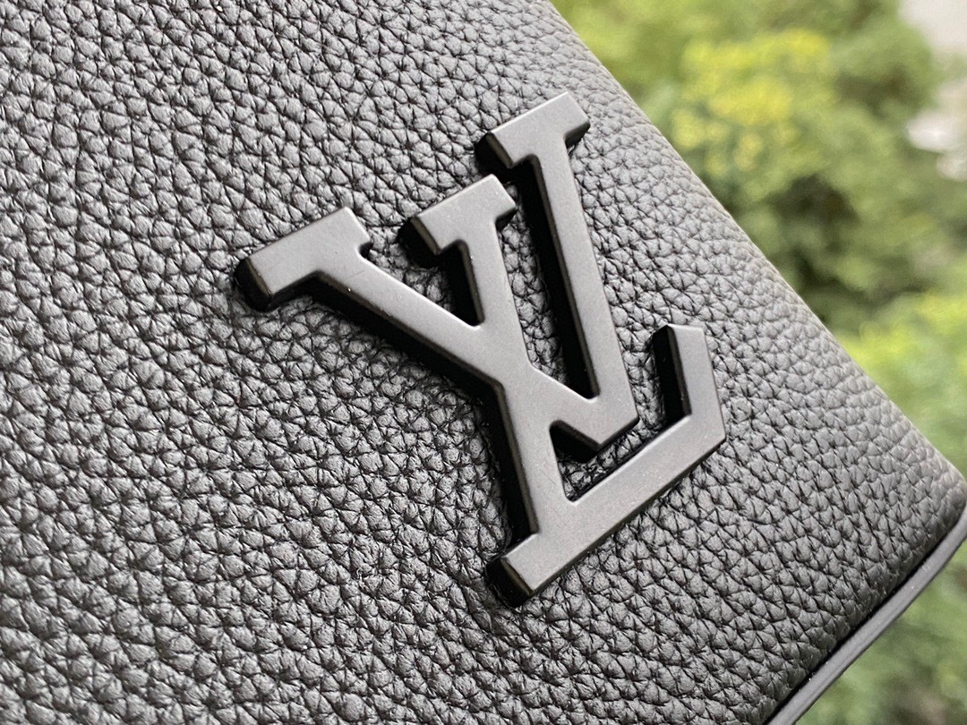 大人気【LOUIS VUITTON】ポシェット・IPAD