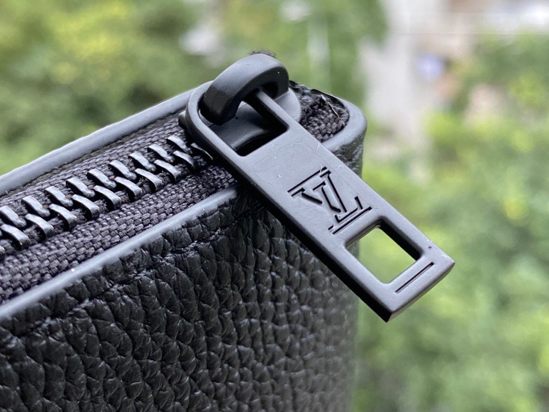 大人気【LOUIS VUITTON】ポシェット・IPAD