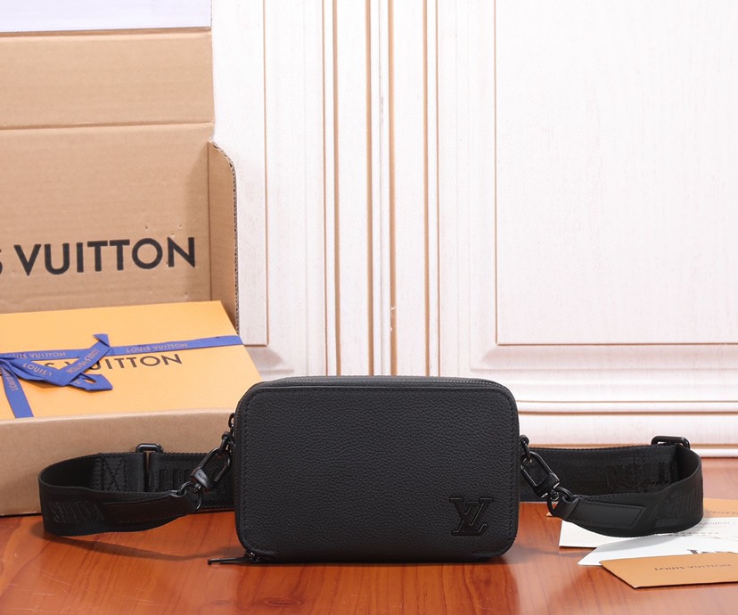 Louis vuitton とっても機能的☆レザー仕立て♪お財布ショルダ