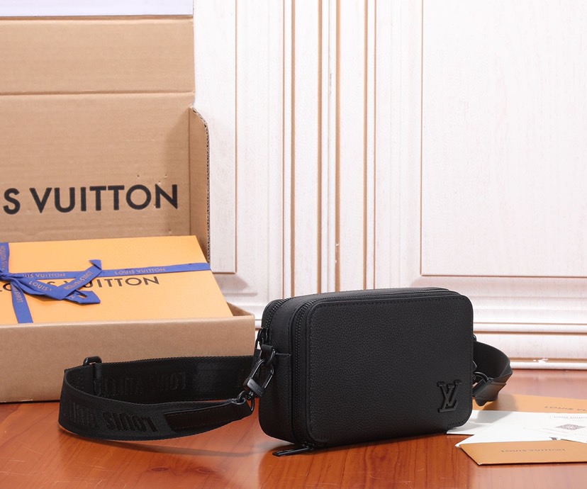Louis vuitton とっても機能的☆レザー仕立て♪お財布ショルダ