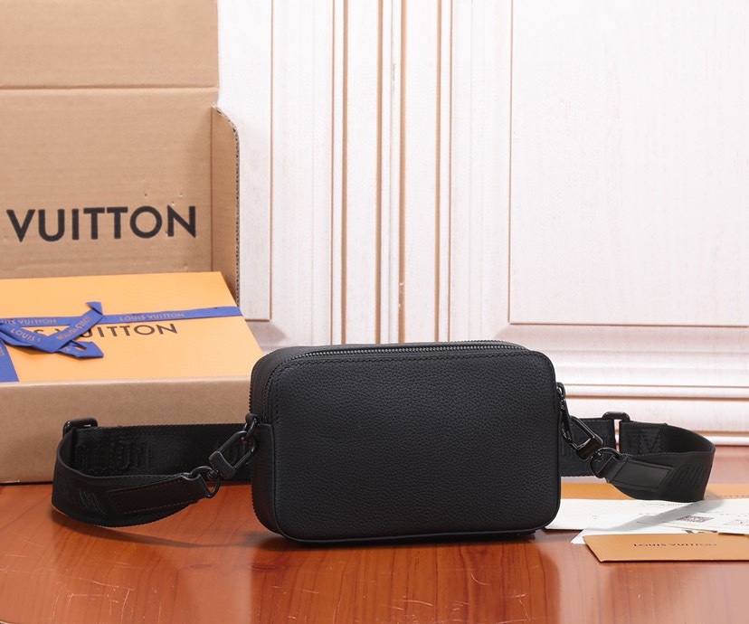Louis vuitton とっても機能的☆レザー仕立て♪お財布ショルダ