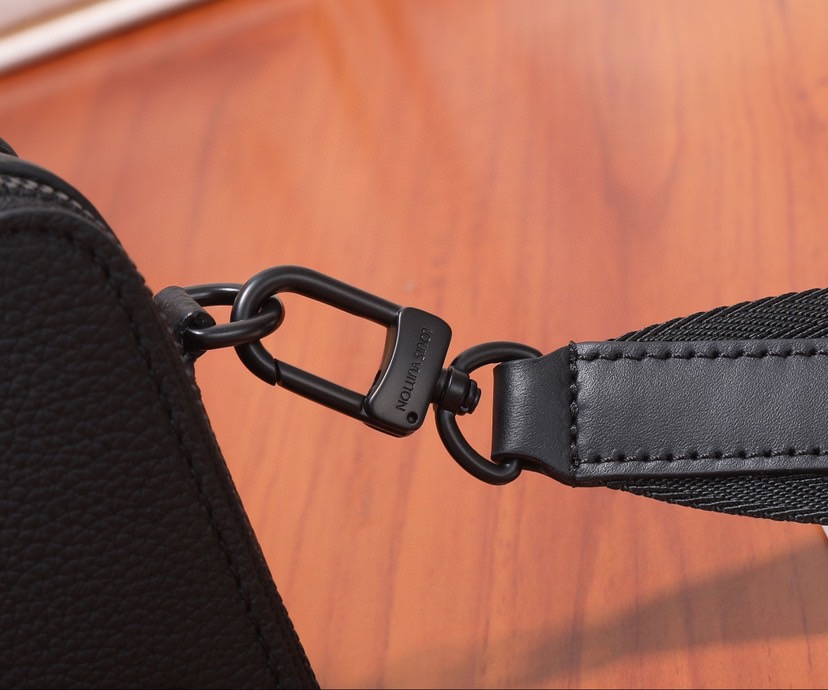 Louis vuitton とっても機能的☆レザー仕立て♪お財布ショルダ