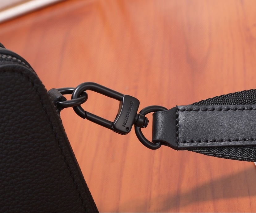 Louis vuitton とっても機能的☆レザー仕立て♪お財布ショルダ