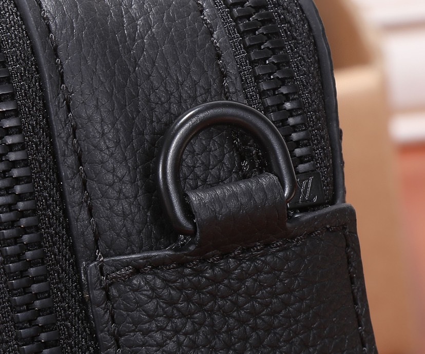 Louis vuitton とっても機能的☆レザー仕立て♪お財布ショルダ