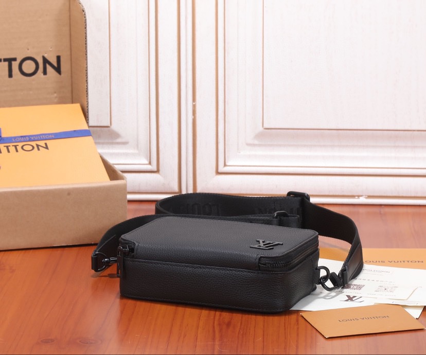 Louis vuitton とっても機能的☆レザー仕立て♪お財布ショルダ