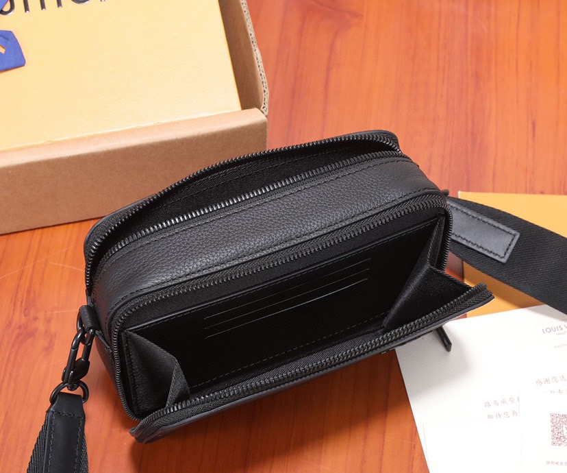 Louis vuitton とっても機能的☆レザー仕立て♪お財布ショルダ