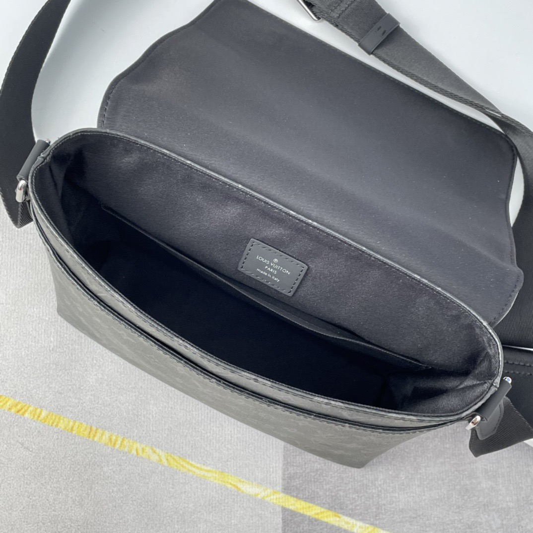定番人気LOUIS VUITTON/DISTRICT PM モノグラム ショルダー
