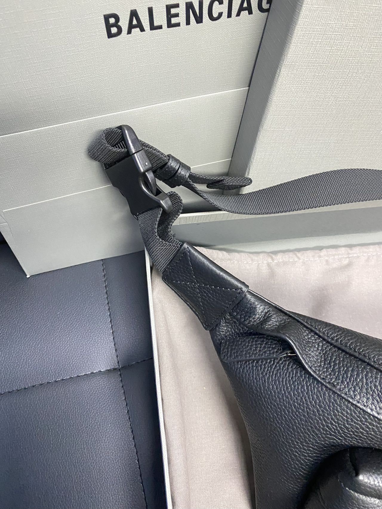 【BALENCIAGA】 ボディバッグ
