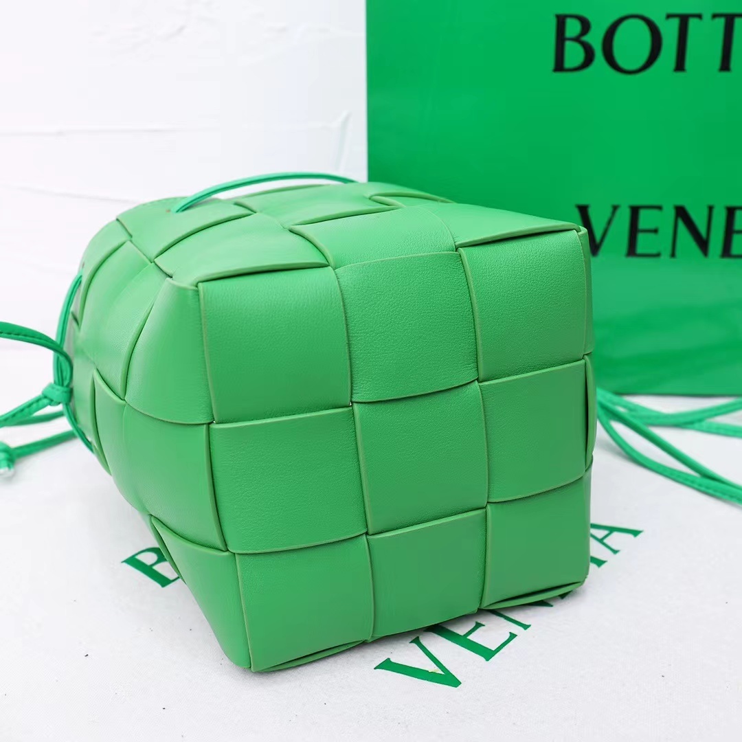 【BOTTEGA VENETA】クロスボディバッグ ◆ レザー