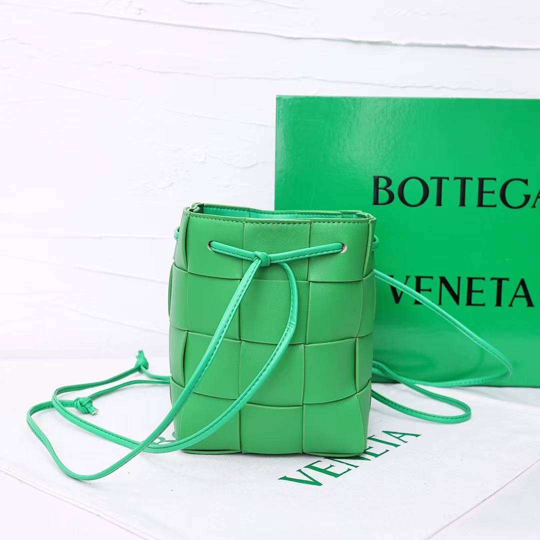 【BOTTEGA VENETA】クロスボディバッグ ◆ レザー
