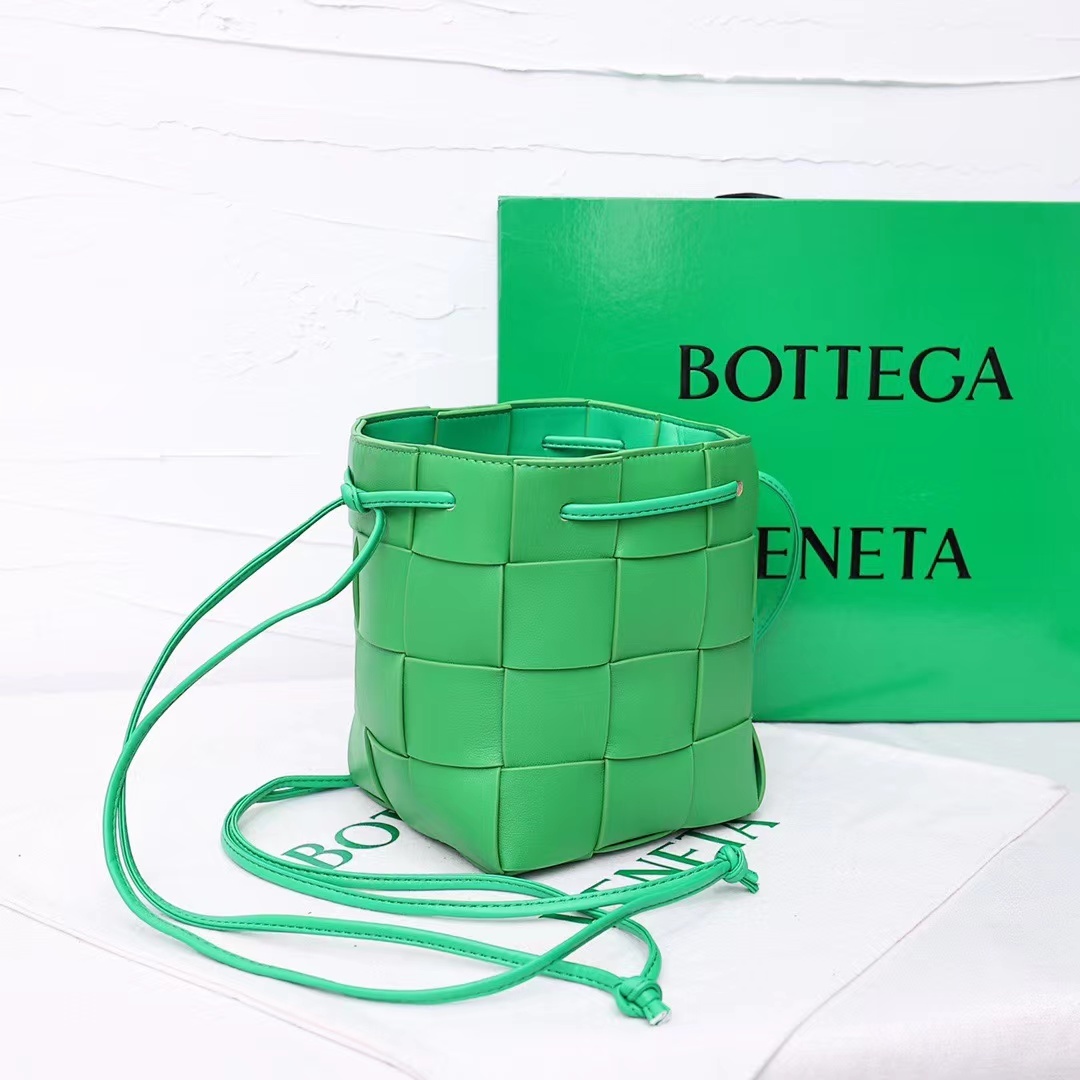 【BOTTEGA VENETA】クロスボディバッグ ◆ レザー