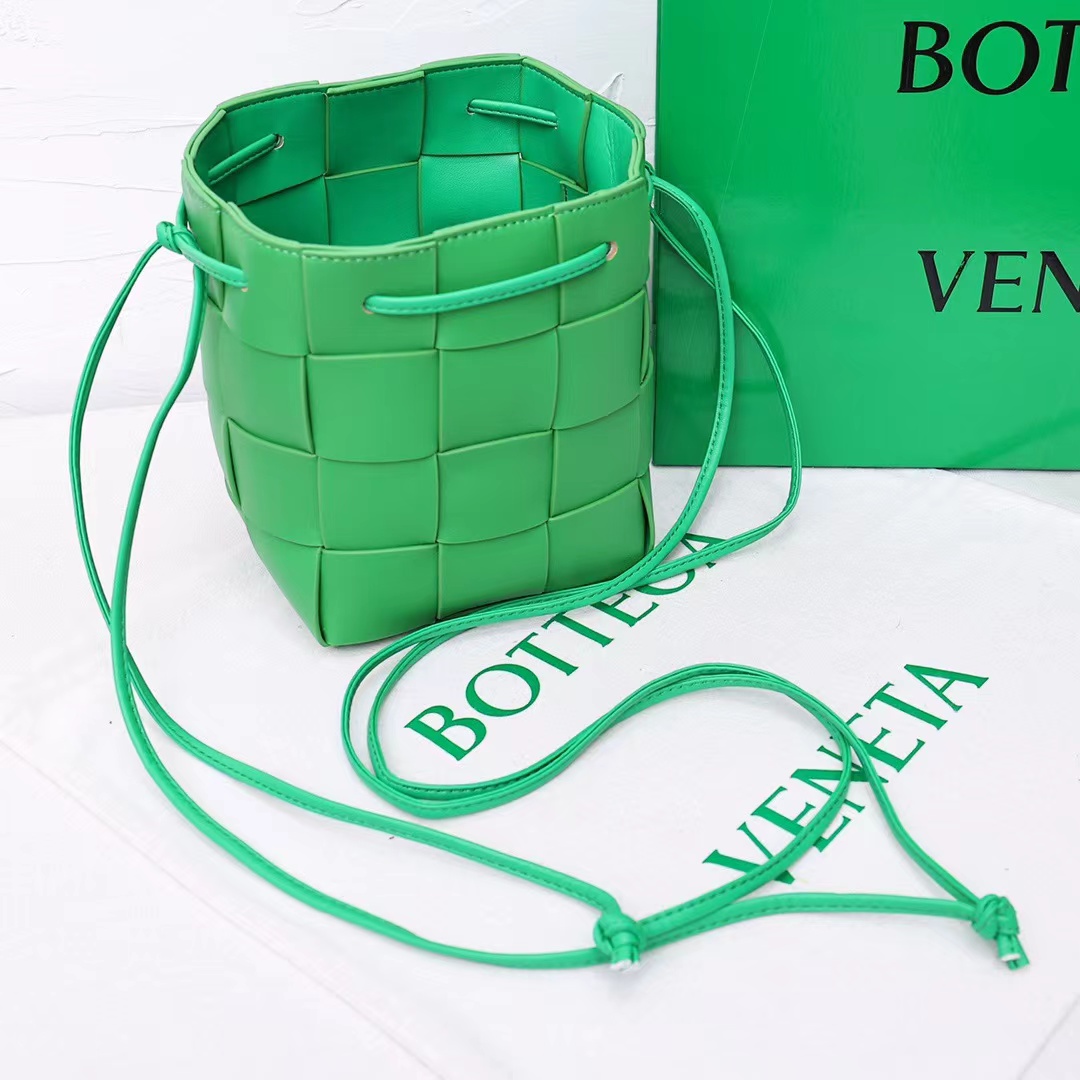 【BOTTEGA VENETA】クロスボディバッグ ◆ レザー